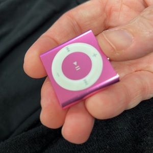 DOESN’T HOLD A CHARGE - 4th Generation Apple iPod Shuffle